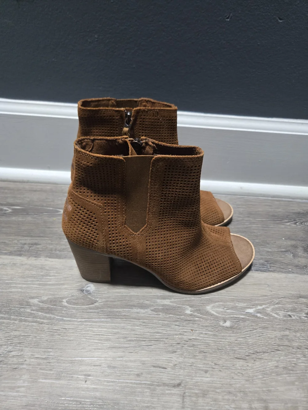 TOMS Majorca Peep Toe Block Heel Cinnamon Suede Booties W9.5 - Picture 4 of 5